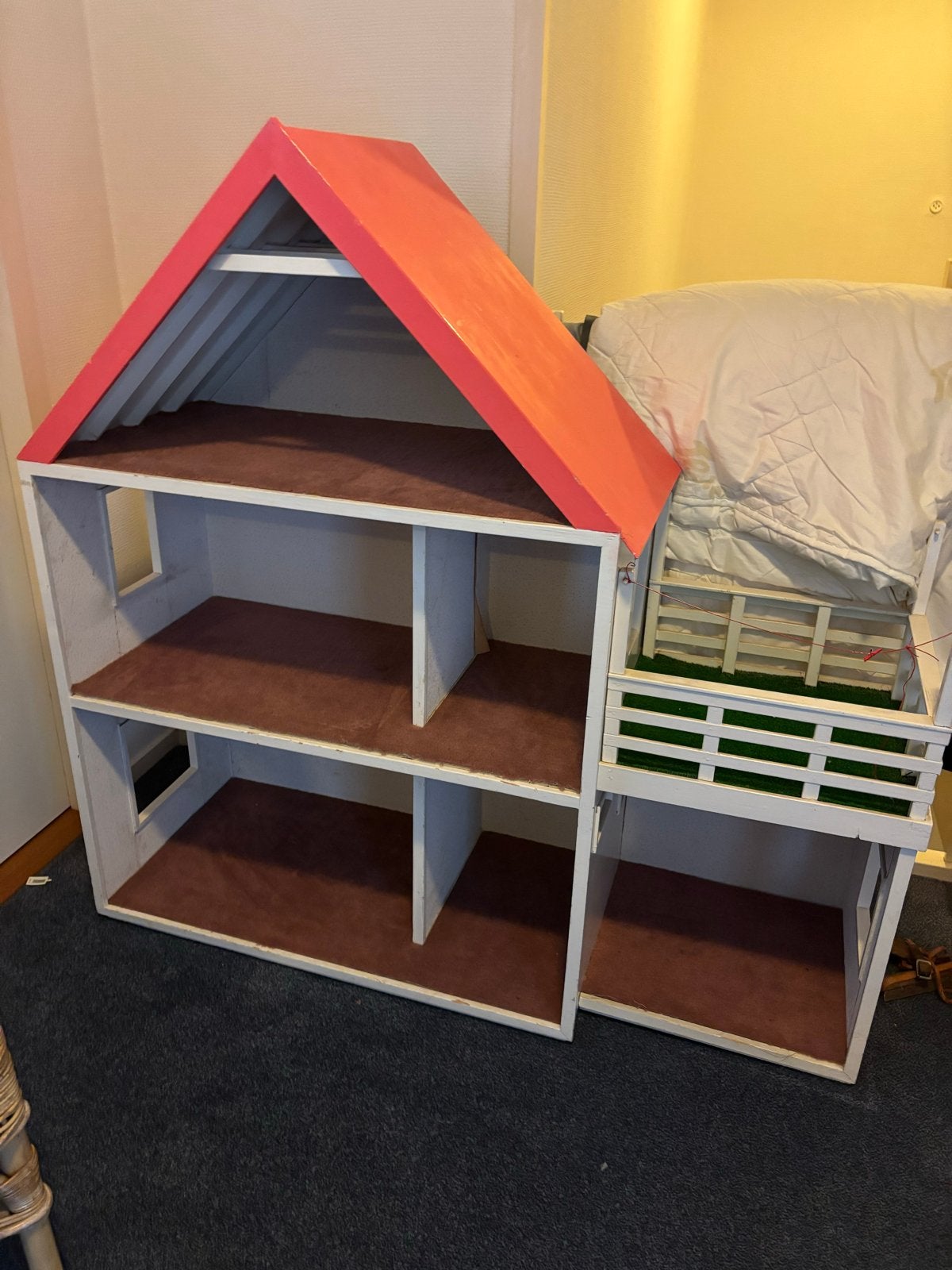 Uniek Poppenhuis / Barbiehuis met echt tapijt en behang, Ophalen, Gebruikt, Poppenhuis
