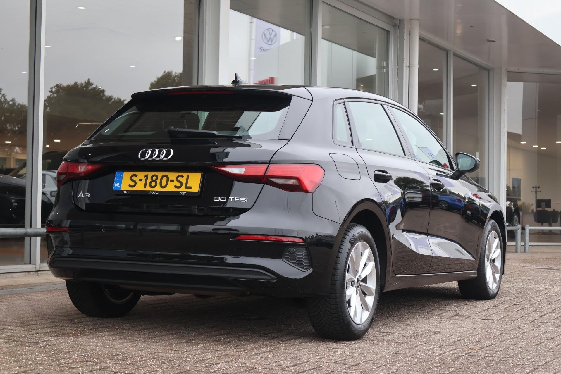 Audi A3 Sportback 30 TFSI 110pk S-tronic Attitude | Cruise C, 12 maanden, Stof, Gebruikt, Zwart