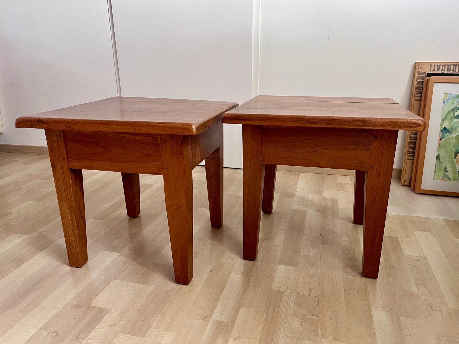 Set van 2 massief teakhouten bijzettafels – 5050 cm, Huis en Inrichting, Ophalen of Verzenden, Zo goed als nieuw, Vierkant, 45 tot 60 cm