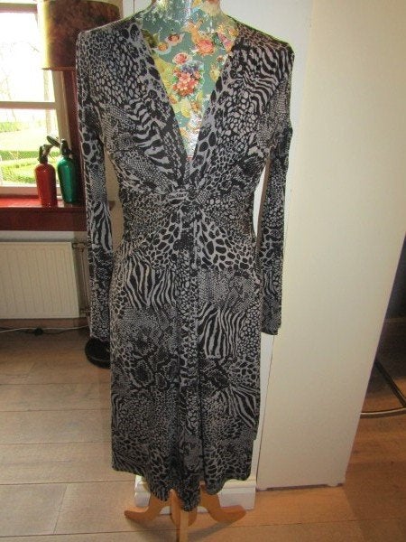 D1807 TRAMONTANA mt S nieuw jurk zwart grijs animal print, Kleding | Dames, Verzenden, Tramontana, Zwart, Nieuw