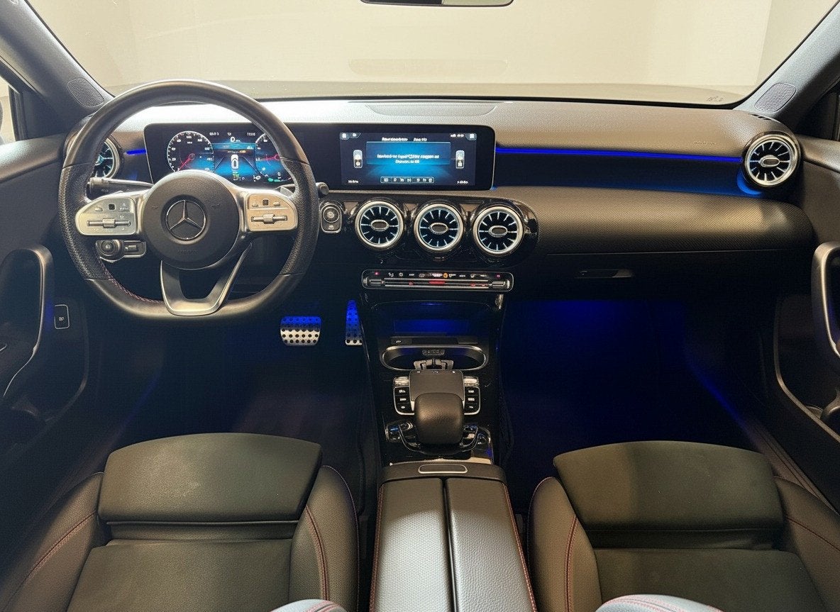 Mercedes-Benz A-klasse 200 Business Solution AMG|Widescreen|, Auto's, Gebruikt, 4 cilinders, Leder en Stof, 163 pk