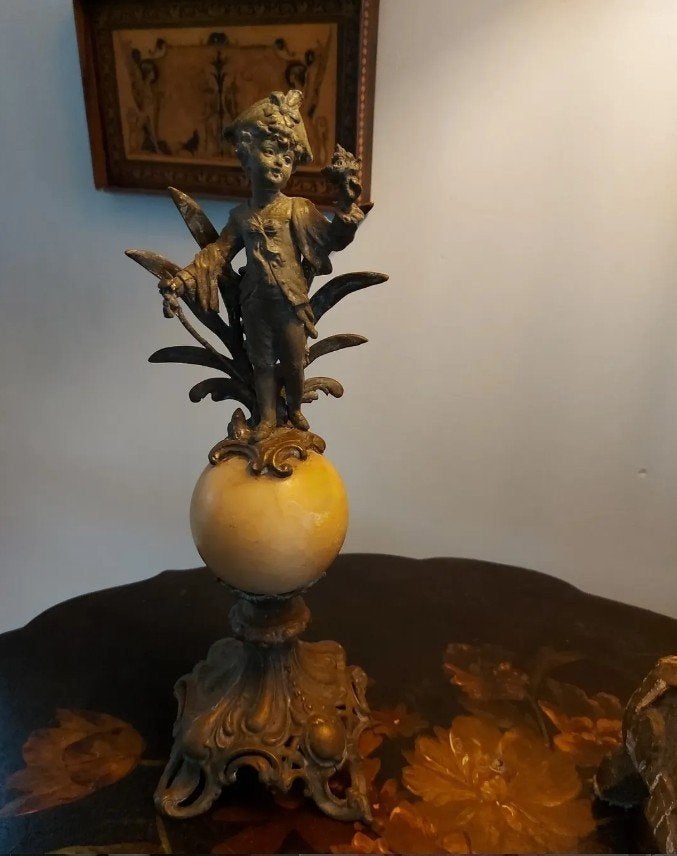 Bronzen figuur op albasten bol, Ophalen of Verzenden