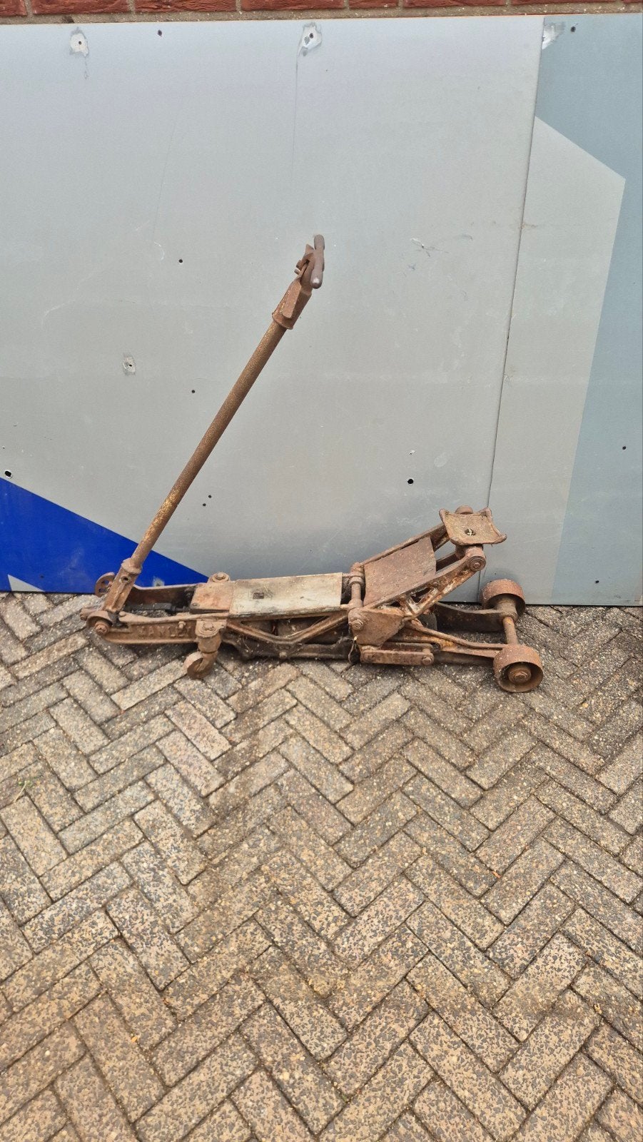 Te koop oude garage krik, Ophalen