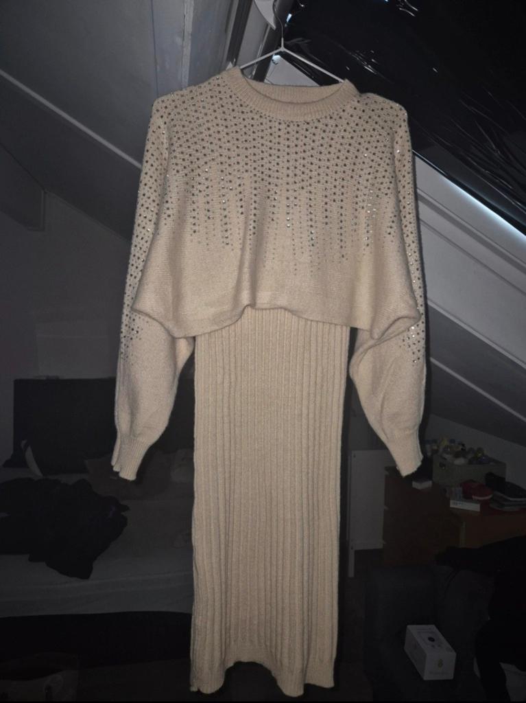 Beige gebreide jurk met strass details, Kleding | Dames, Jurken, Maat 38/40 (M), Beige, Ophalen of Verzenden, Onder de knie