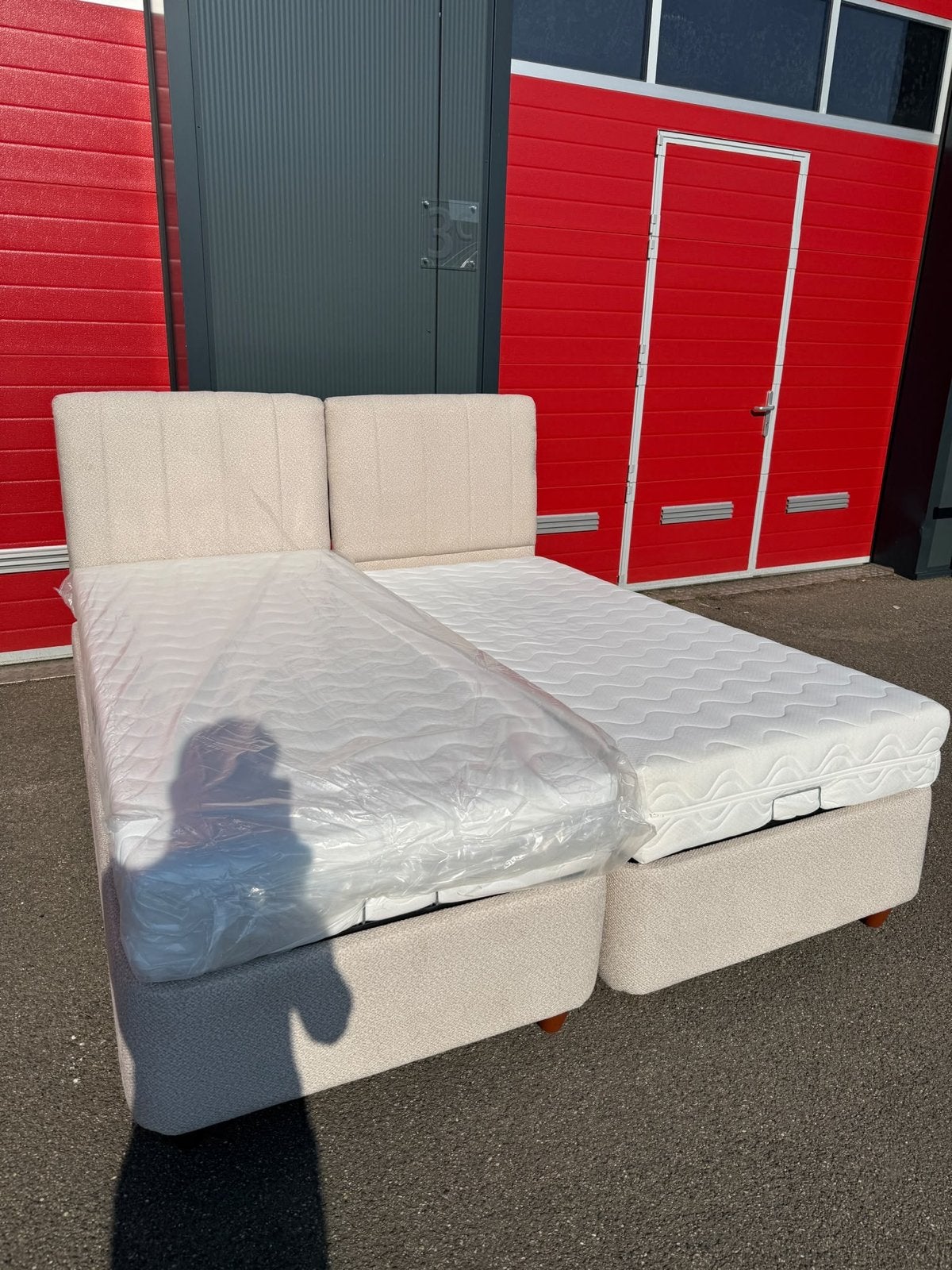 Zo goed als nieuw tweepersoons bed met matrassen, Beige, Tweepersoons, Ophalen of Verzenden, Zo goed als nieuw