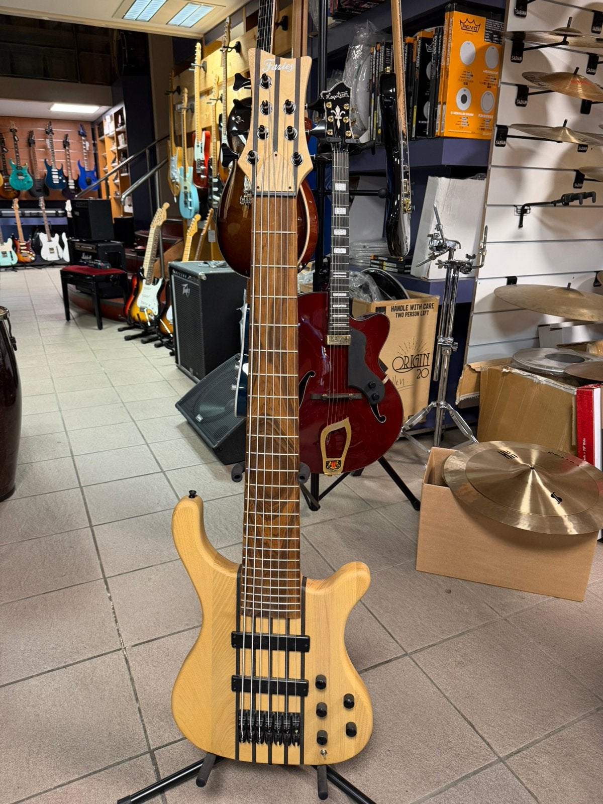 Fazley 7-snarige basgitaar in nette staat., Ophalen of Verzenden, Zo goed als nieuw, Elektrisch