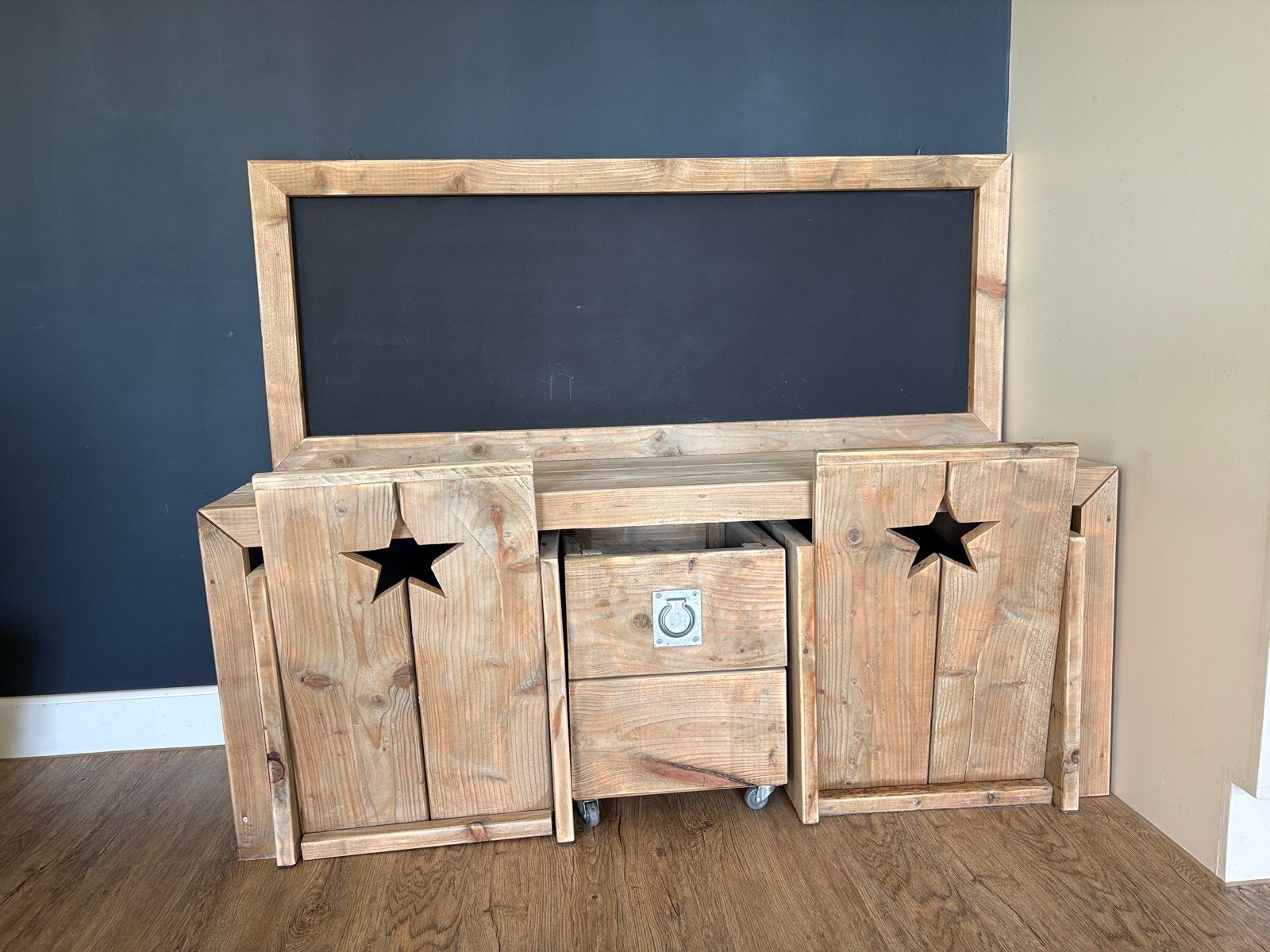 Steigerhouten kinder speeltafel met krijtbord en stoeltjes, Ophalen of Verzenden, Gebruikt