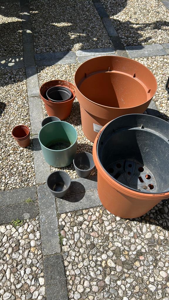 Gratis plastic bloempotjes, Tuin en Terras, Bloembakken en Plantenbakken, Ophalen, Kunststof, Minder dan 30 cm, Rond