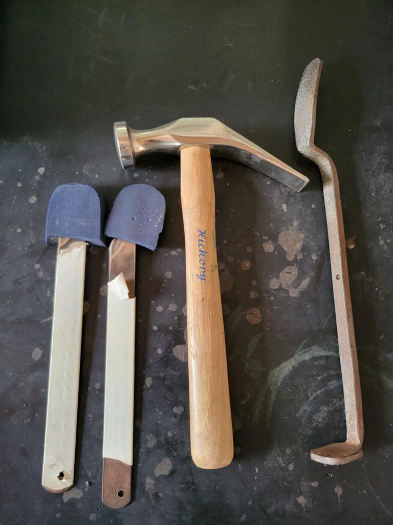 Schoenmakerij gereedschap, Ophalen