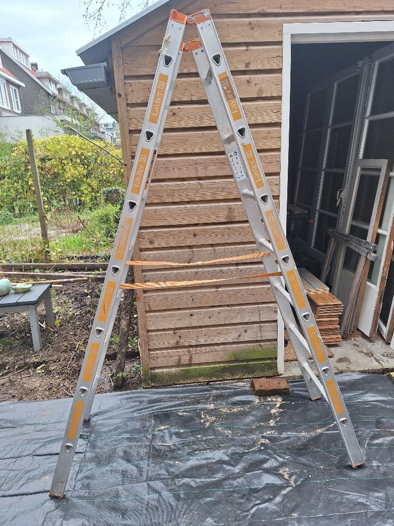 Layher dubbele trap 2x7 treden 210 hoog aluminium, Doe-het-zelf en Verbouw, Ladders en Trappen, Ophalen, Gebruikt, Opvouwbaar of Inschuifbaar
