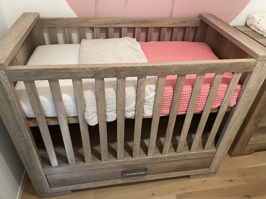 Brent Kidsmill Oldwood babybed/ledikant en commode, Ophalen, Gebruikt, 50 tot 70 cm, 105 cm of meer