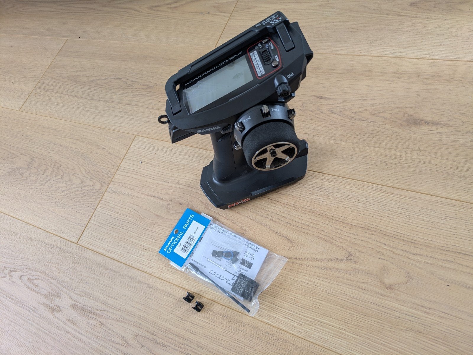 Sanwa MT-5 zender met nieuwe RX-49T ontvanger, Hobby en Vrije tijd, Ophalen of Verzenden, Zo goed als nieuw, Overige schalen, Onderdeel