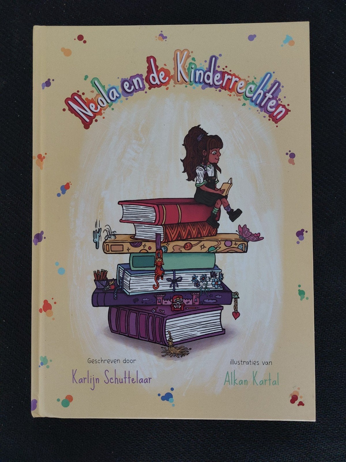 Neola en de Kinderrechten - Kinderboek, Ophalen of Verzenden, Zo goed als nieuw, Karlijn Schuttelaar, Fictie algemeen