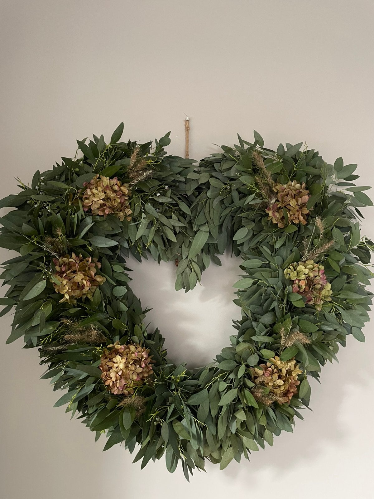 Opgemaakt hart-hartkrans met oa eucalyptus en hortensia, Ophalen, Nieuw, Krans, Natuurlijk materiaal