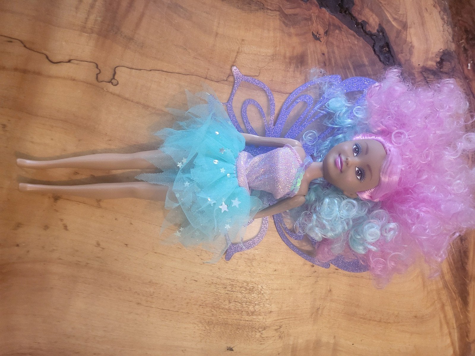 Barbie pop met roze en blauw haar, glitterjurk en vleugels, Ophalen of Verzenden, Zo goed als nieuw, Barbie