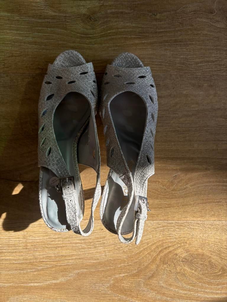Caroline Biss zilveren peeptoe maat 40, Ophalen of Verzenden, Zo goed als nieuw, Overige kleuren, Sneakers of Gympen