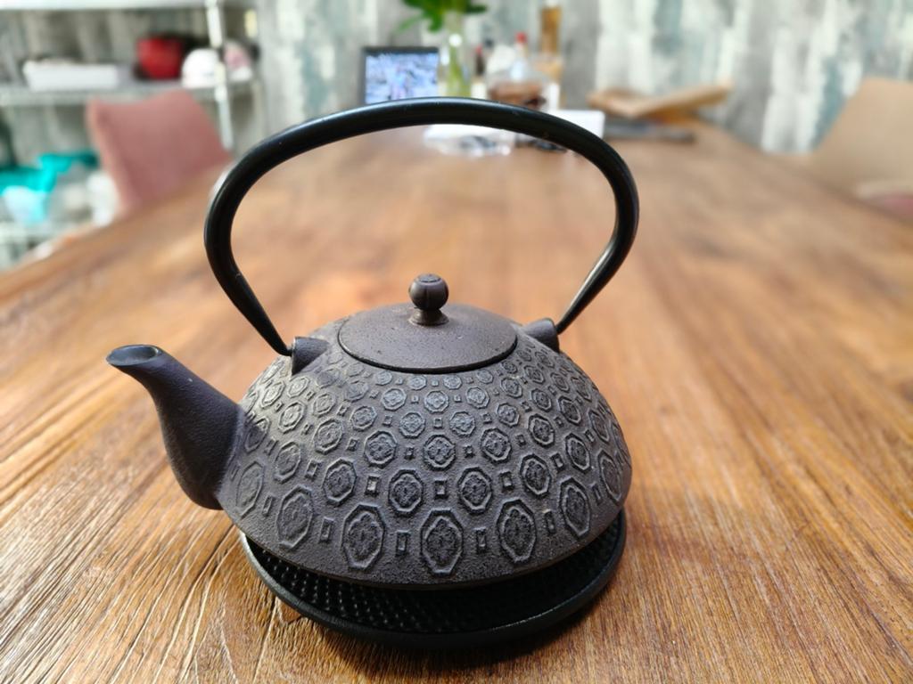 Gietijzeren theepot met onderzetter, Ophalen