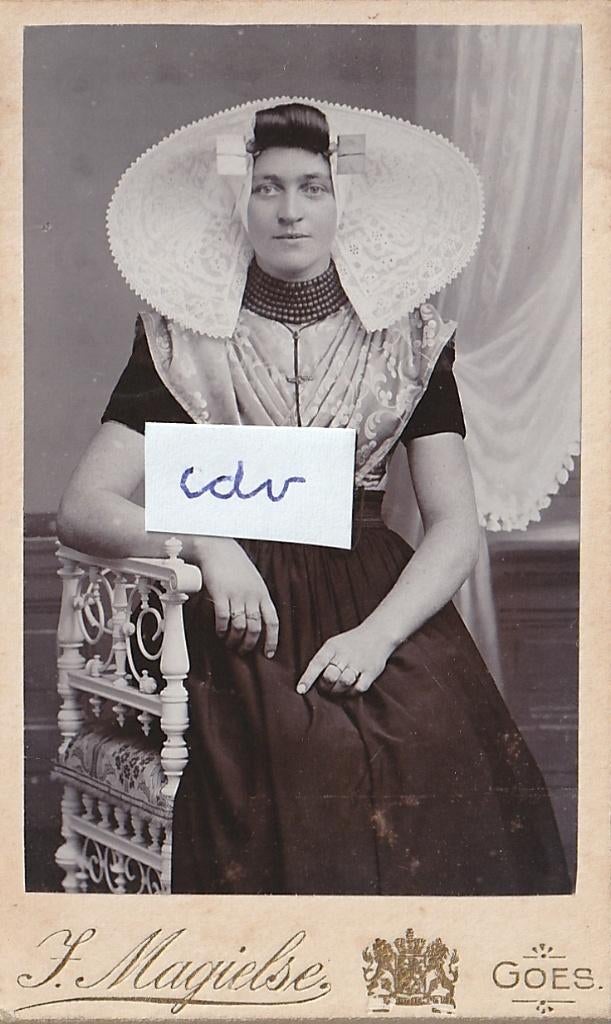 CDV foto Zuid-Beveland - klederdracht - Fotograaf F Magielse, Gebruikt, Verzenden, Foto, Voor 1940