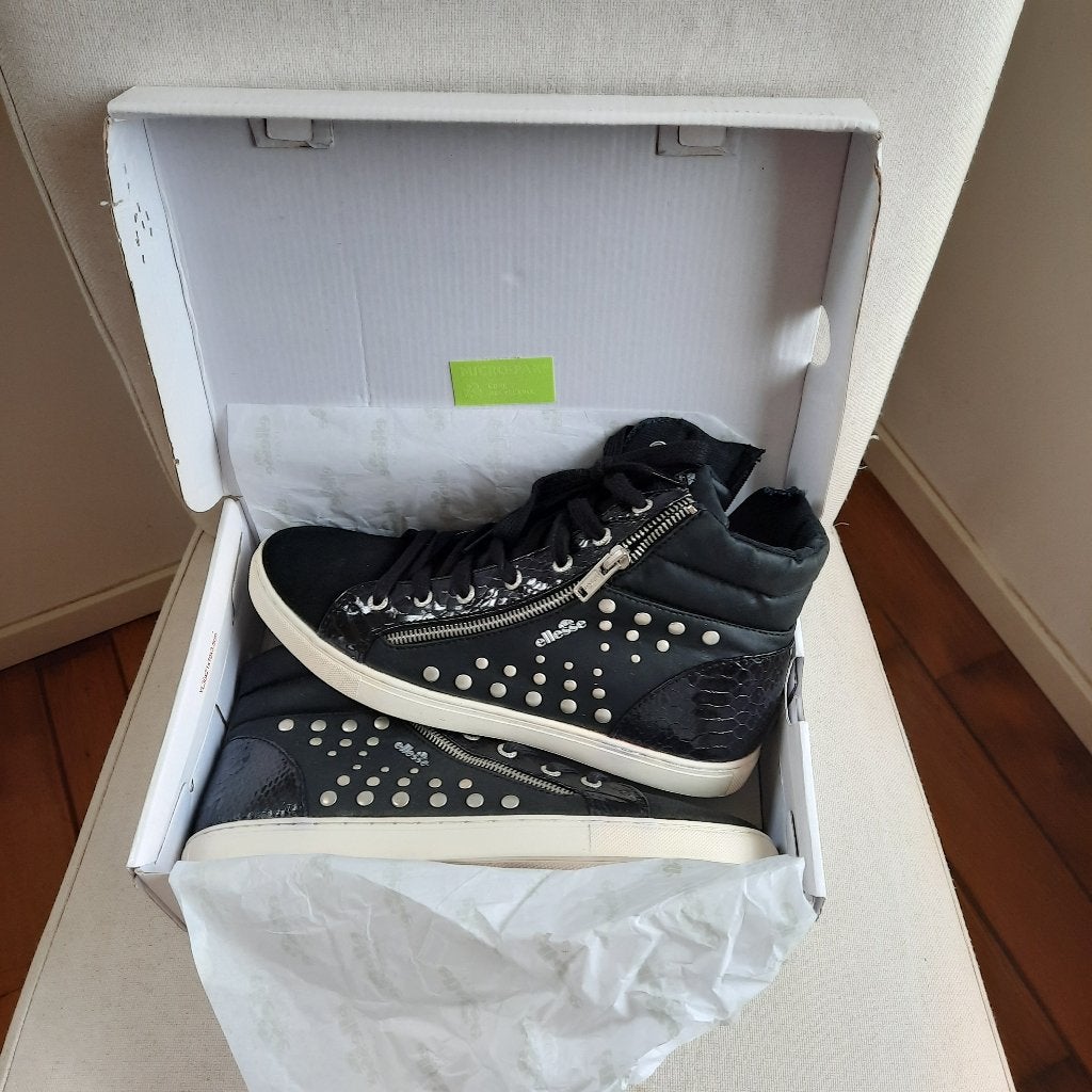 ELLESSE sneakers zwart met studs maat 41 - nieuw -, Kleding | Dames, Ellesse, Zwart, Nieuw, Ophalen of Verzenden