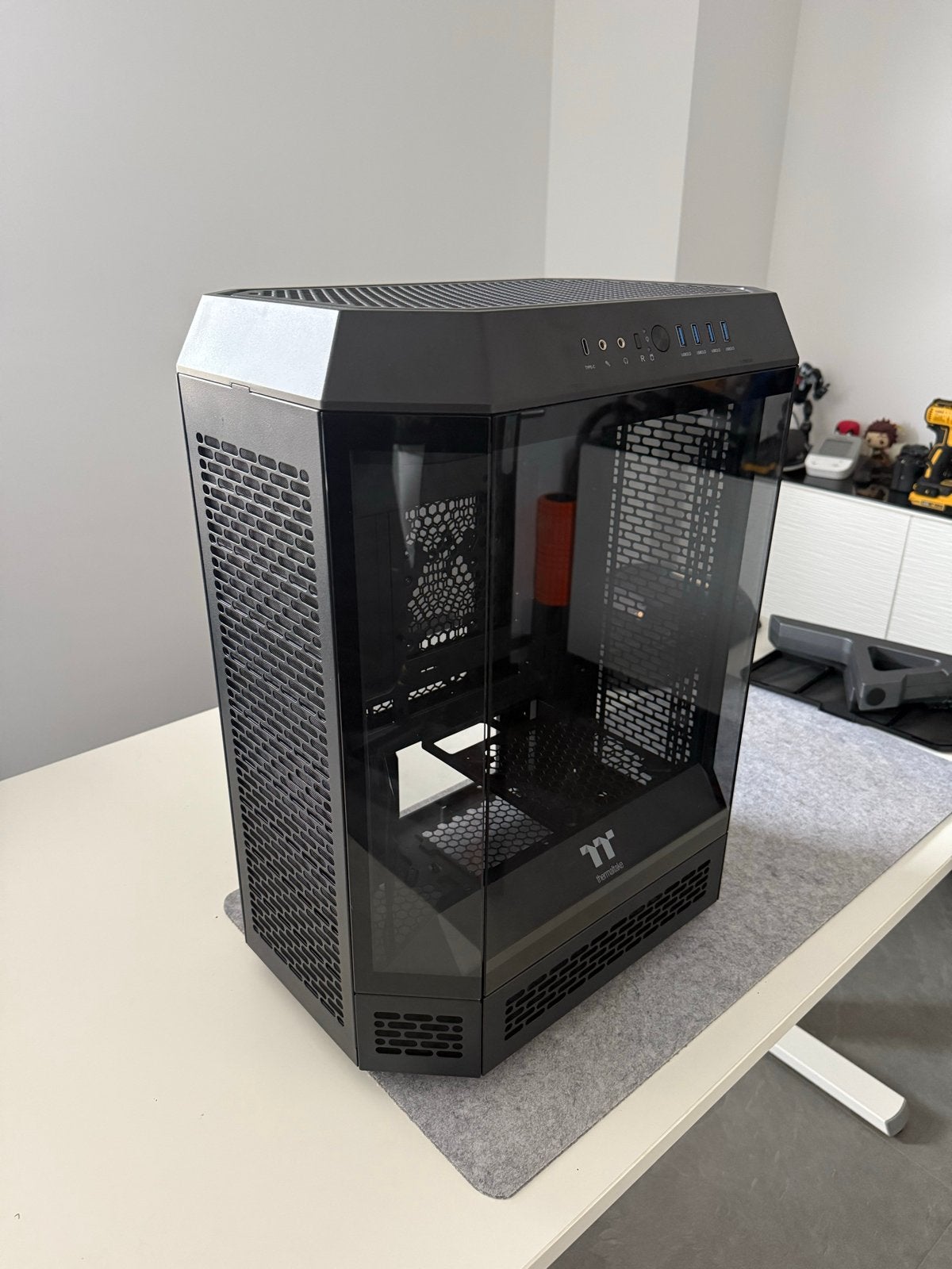 Thermaltake The Tower 600 Case met showcase stand en PCI-e e, Computers en Software, Computerbehuizingen, Ophalen, Zo goed als nieuw