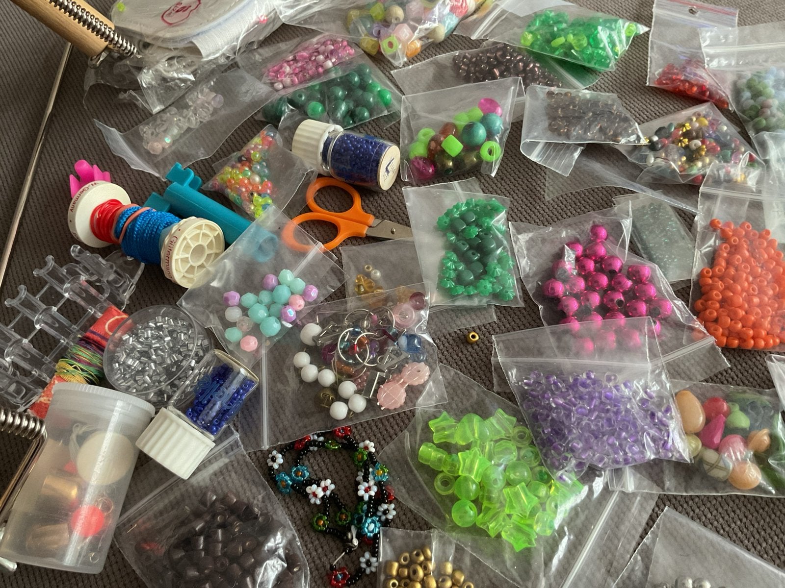 Many beads and apparat, Hobby en Vrije tijd, Kralen en Sieraden maken, Ophalen, Zo goed als nieuw, Kraal