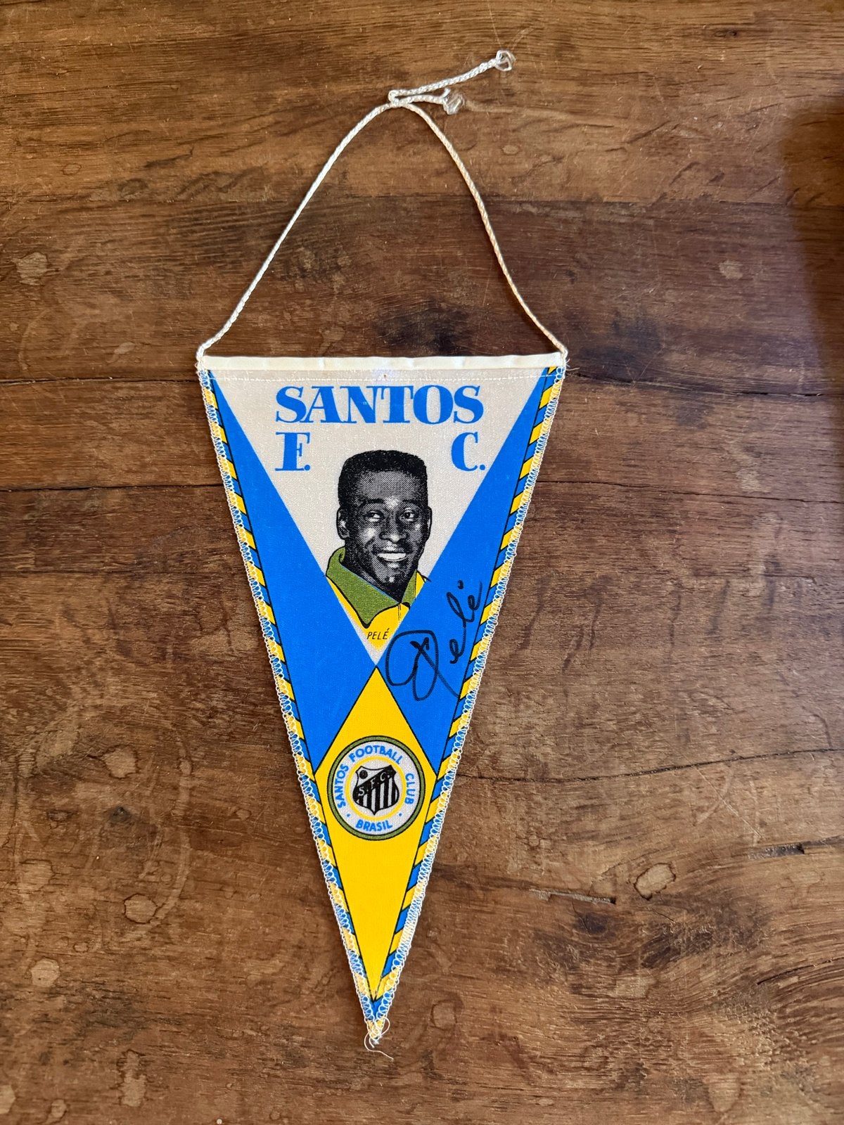 Vintage Santos FC vaantje met Pelé - Gesigneerd, Verzamelen, Sportartikelen en Voetbal, Ophalen of Verzenden, Zo goed als nieuw