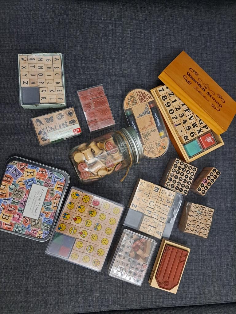 Diverse stempels, letters en figuren., Ophalen of Verzenden