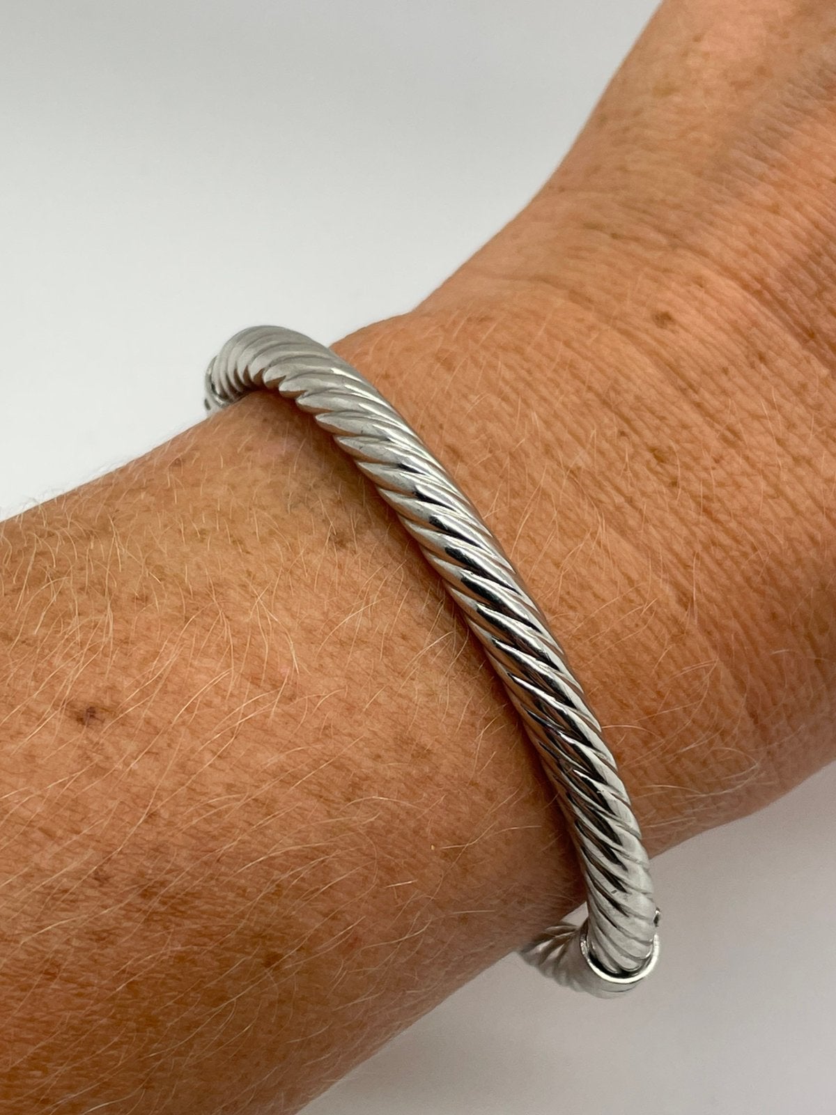 F107 Prachtige zilveren bangle armband, Sieraden, Tassen en Uiterlijk, Armbanden, Ophalen of Verzenden, X, Zilver, Zilver