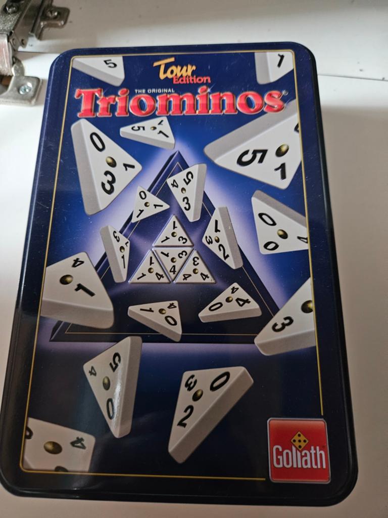 Triominos Tour Edition - Het originele driehoekdominospel, Een of twee spelers, Ophalen of Verzenden, Zo goed als nieuw, Goliath