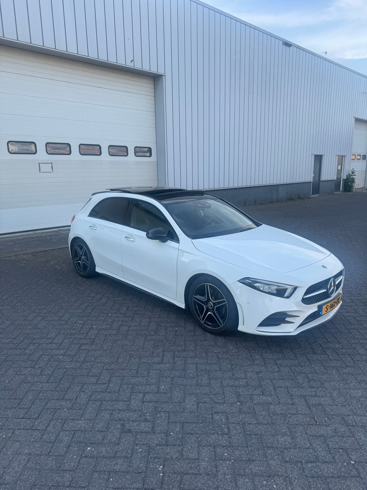 Mercedes-Benz A-Klasse AMG/HUD/PANO/DH/Dealer onderhouden, Auto's, Zwart, 4 cilinders, Leder en Stof, 75 €/maand