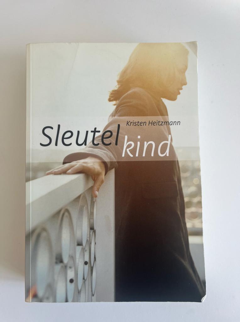 Kirsten Heitzmann - Sleutelkind, Boeken, Ophalen of Verzenden, Zo goed als nieuw, Kirsten Heitzmann