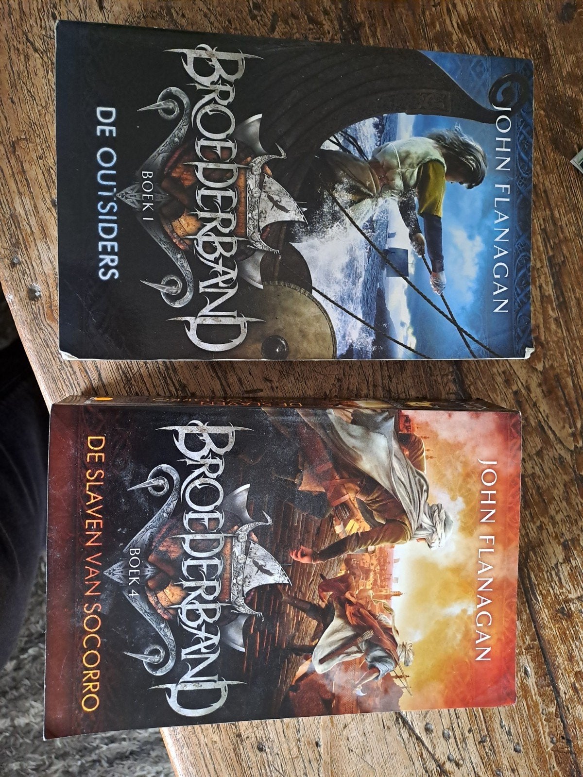 Broederband boeken 1 & 4 - John Flanagan, Boeken, Ophalen of Verzenden, Gelezen, John Flanagan