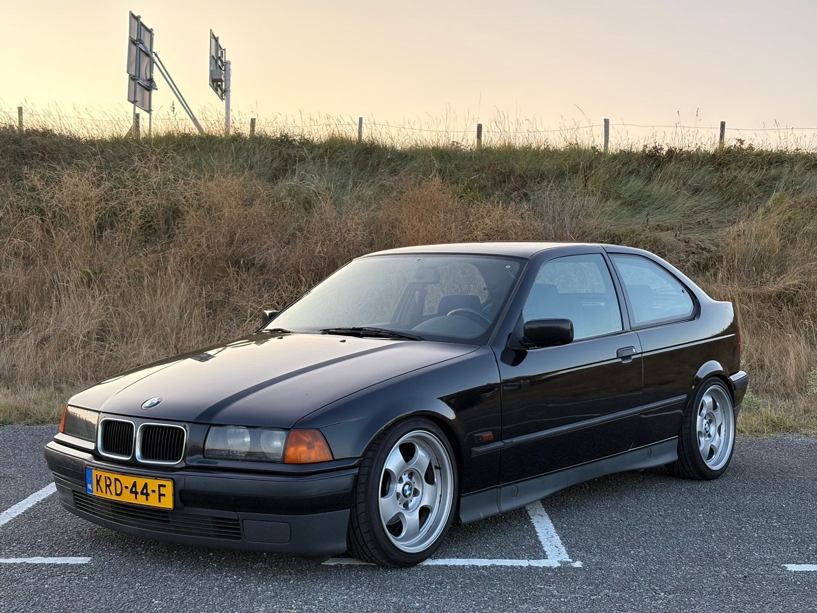 BMW 3 serie E36 318TI Compact - Handgeschakeld / 2 jaar apk, Auto's, 1375 kg, 687 kg, Zwart, 1895 cc