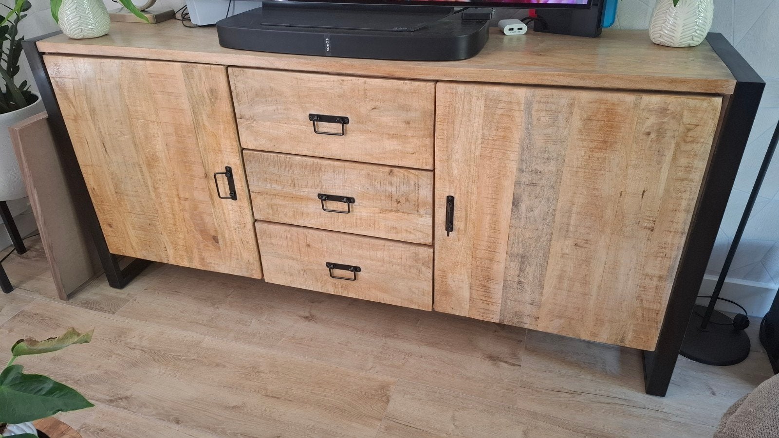 Dressoir Britt mangohout en zwart frame, Met deur(en), 150 tot 200 cm, Zo goed als nieuw, 25 tot 50 cm