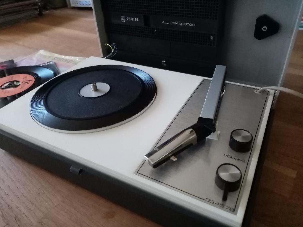 Vintage Philips koffer platenspeler 22GF210 werkt perfect, Ophalen, Gebruikt, Platenspeler, Philips
