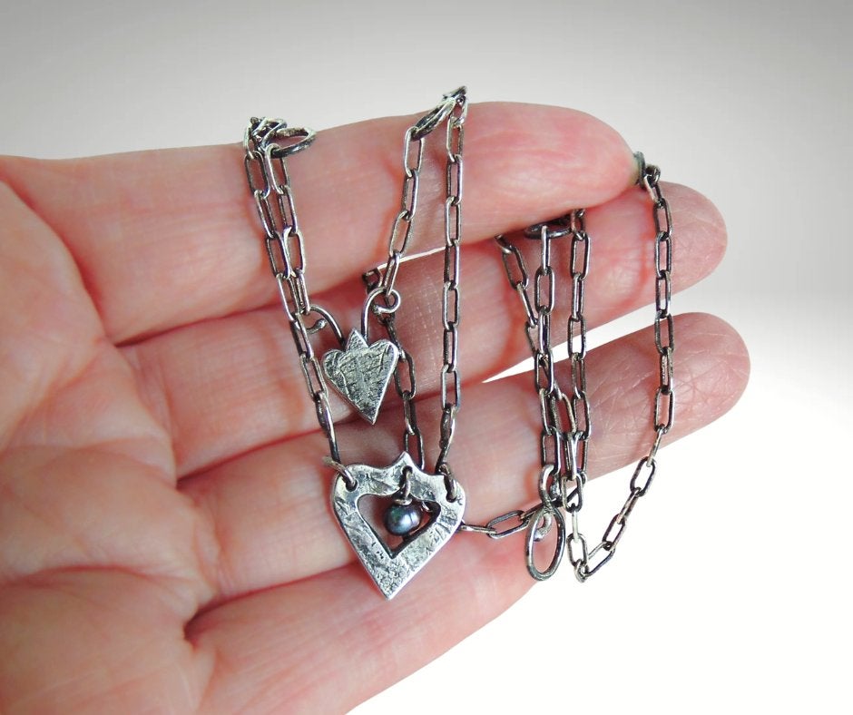 UNIEKE zilveren brutalist hartjes ketting met parel!, Met hanger, Ophalen of Verzenden, Zo goed als nieuw, X