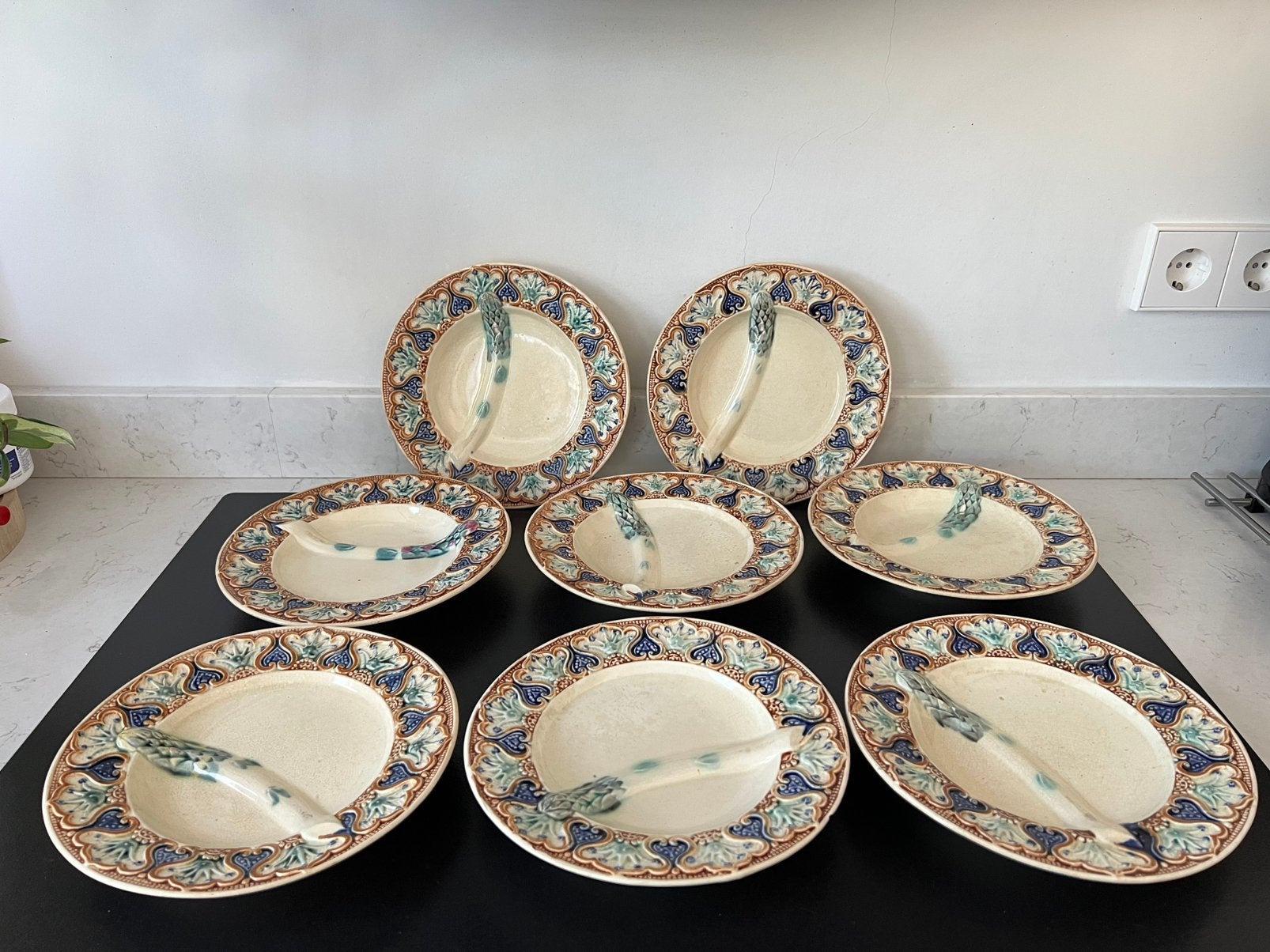 Aspergeborden Wasmuel België, Barbotine-Majolica., Ophalen of Verzenden