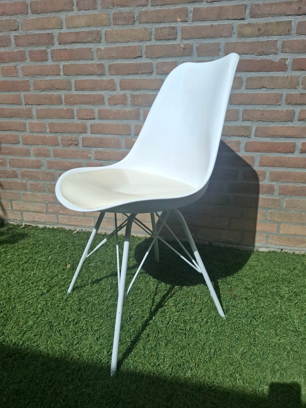 Witte Eames-stijl stoel met kussen, Huis en Inrichting, Stoelen, Ophalen, Gebruikt, Wit, Eames-stijl