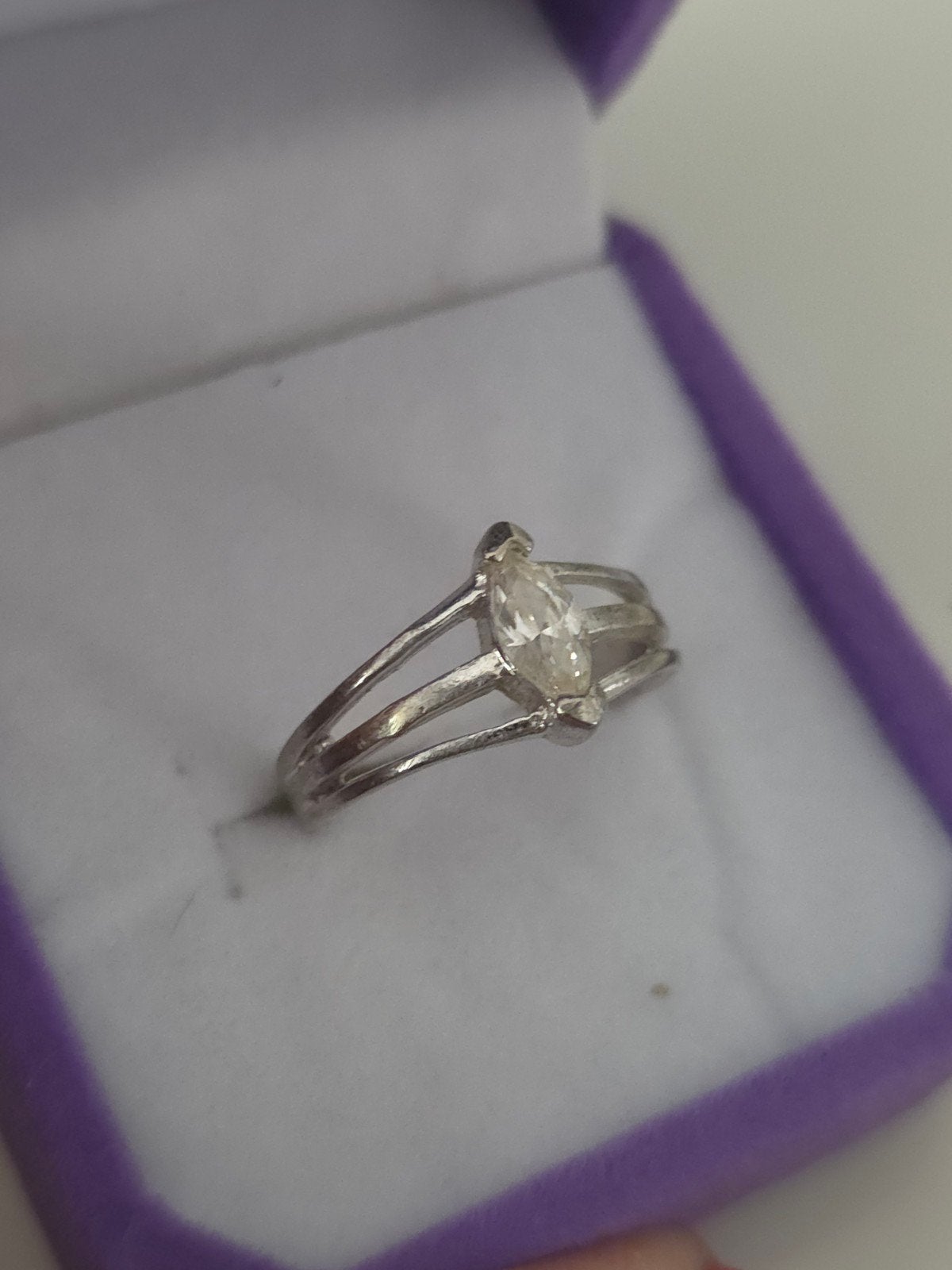 Sterling zilveren ring met kristal, Met kristal, Zwanensingel 239, Zo goed als nieuw, 17 tot 18