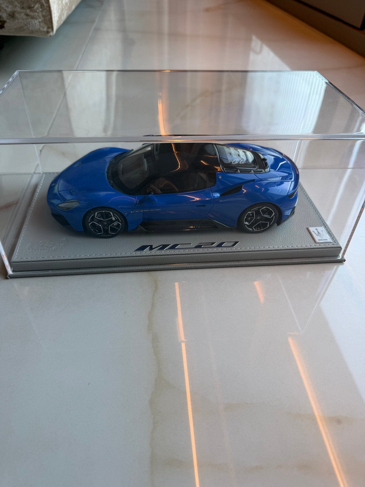 Maserati MC20 Model + Exclusief Boek - Dealer Editie, Ophalen of Verzenden, Zo goed als nieuw, Auto, Overige merken