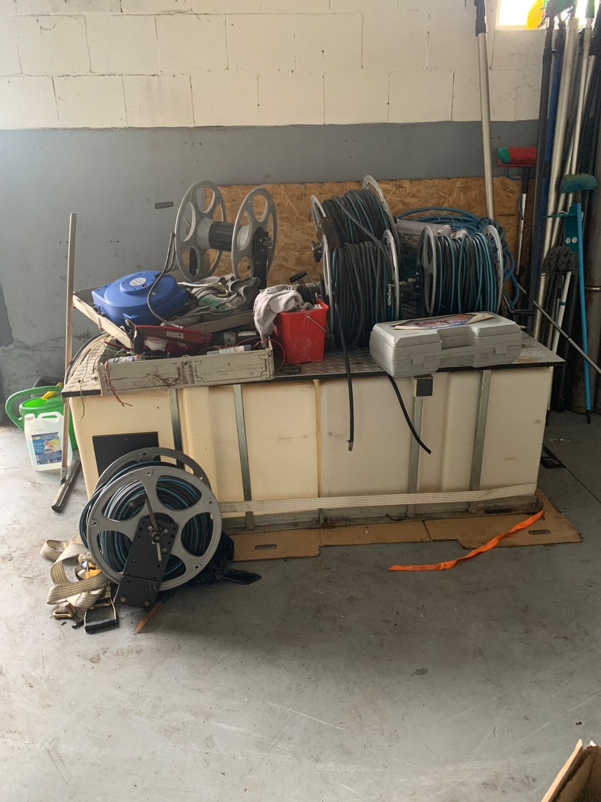 Telewash- of tuckerpole-systeem. 1100 liter tank, Ophalen, Zo goed als nieuw