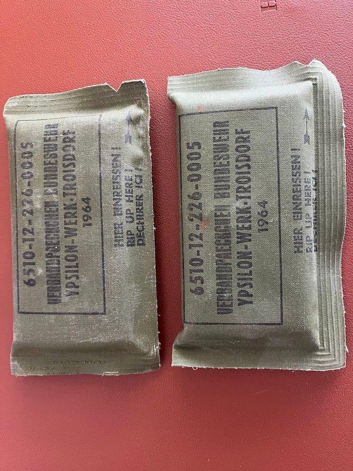 Twee Duitse militaire verbandpakjes uit 1964, Verzamelen, Ophalen of Verzenden, Landmacht, Duitsland, Overige typen