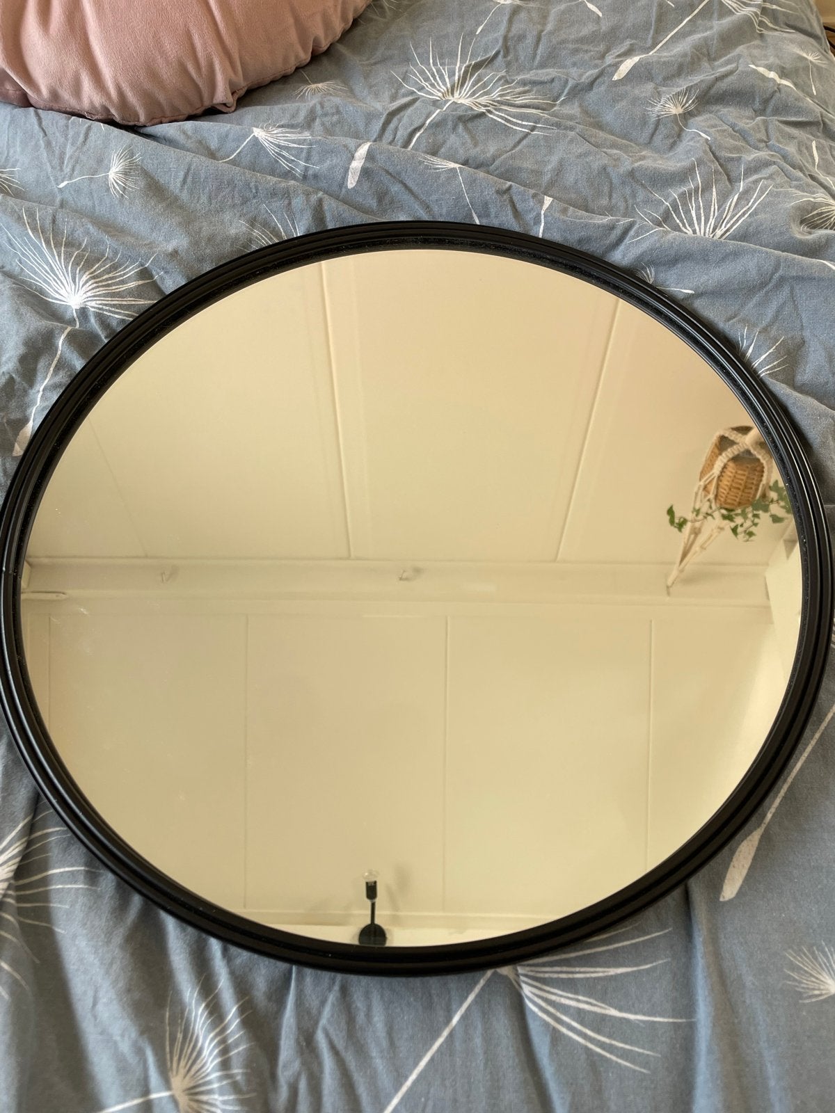 GRATIS Ronde spiegel met zwarte rand, Huis en Inrichting, Woonaccessoires | Spiegels, Ophalen, Rond, Zo goed als nieuw, Minder dan 100 cm