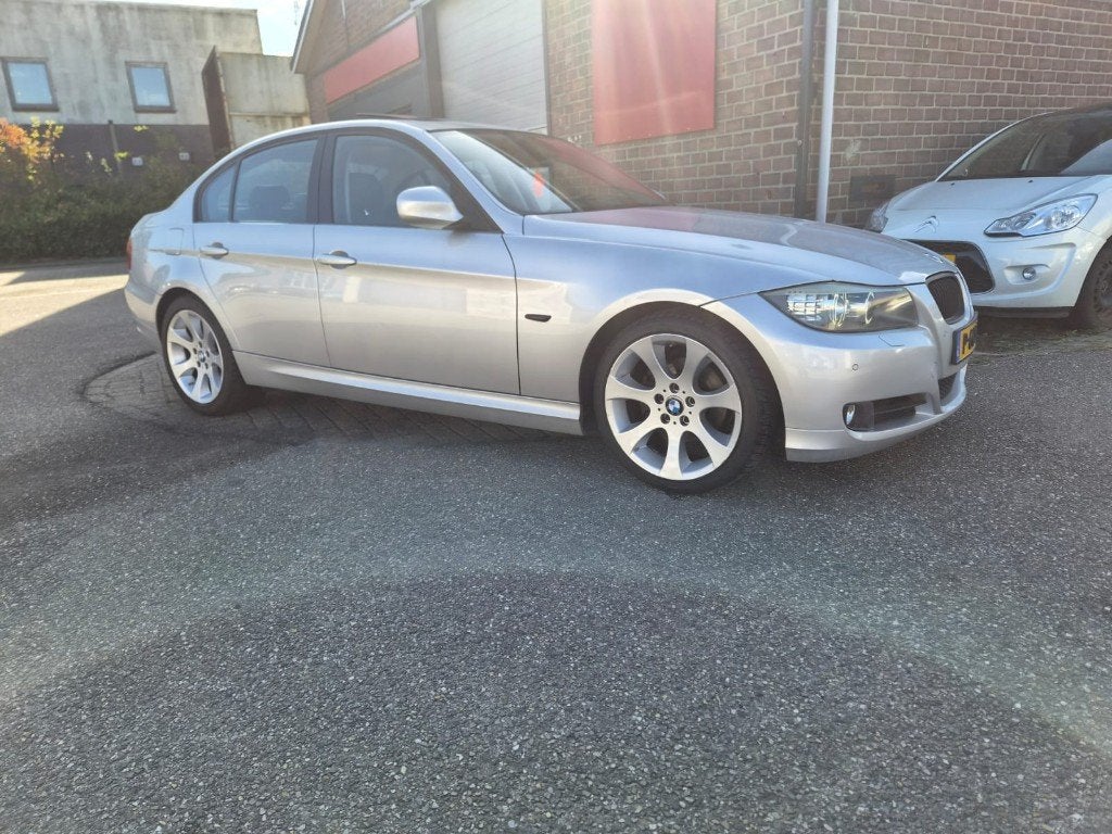BMW 3-Serie 2.0 I 318 AUT 2009 Grijs, Automaat, Achterwielaandrijving, 1995 cc, Zwart