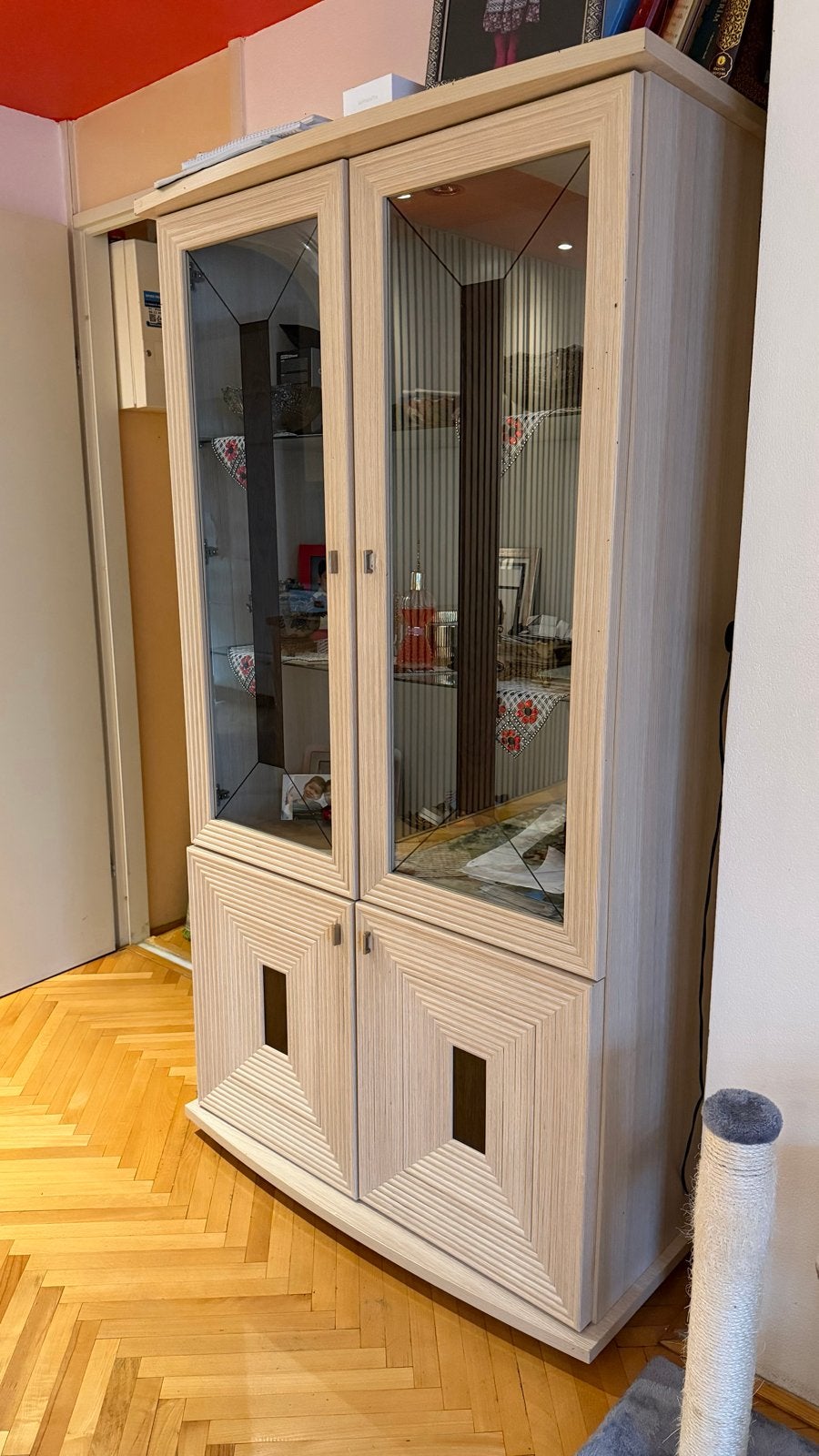 Stijlvolle vitrinekast met glazen deuren en opbergruimte, Huis en Inrichting, Ophalen, Gebruikt, 50 tot 100 cm, 150 tot 200 cm
