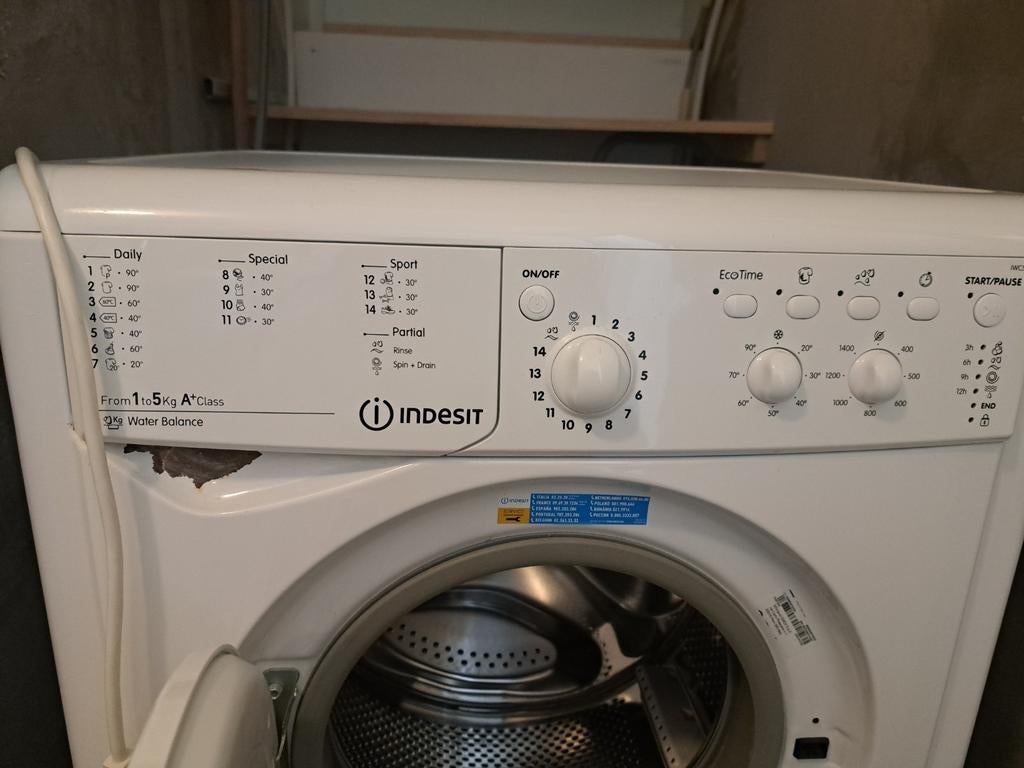 Indesit Wasmachine 5kg A+ Klasse - Gebruikt met roest, Ophalen, 4 tot 6 kg, Voorlader, Energieklasse A of zuiniger