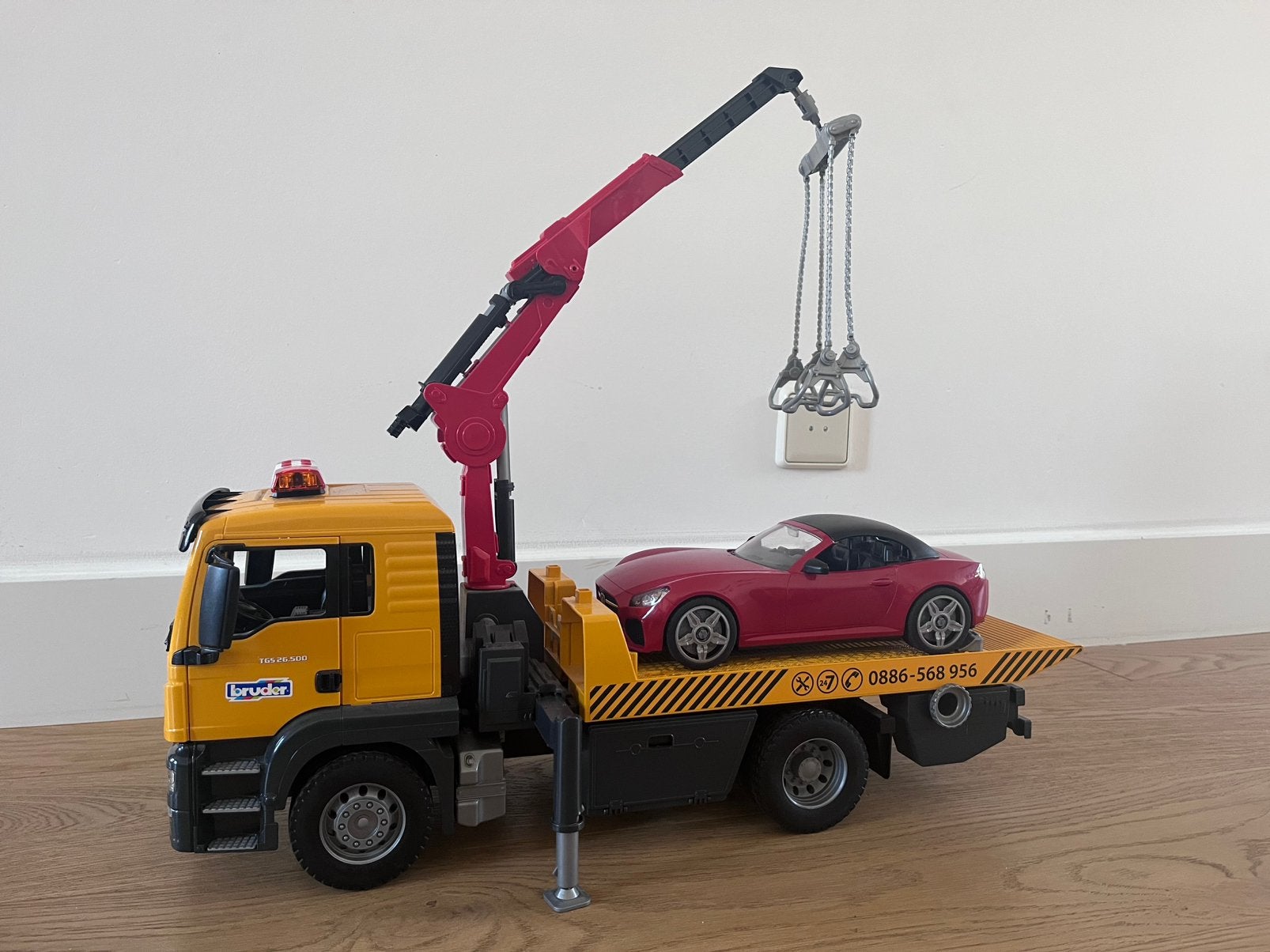 Bruder sleepwagen met kraan en sportauto, Kinderen en Baby's, Ophalen of Verzenden, Zo goed als nieuw
