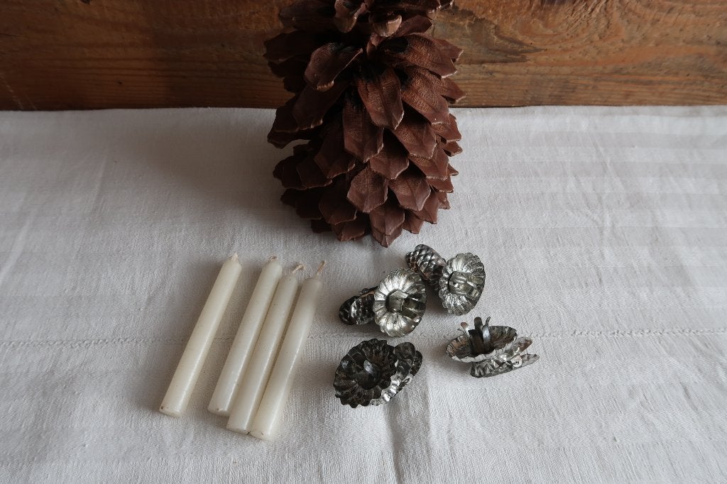 Set reuze dennenappel + 4 kaarsjes + 4 oude knijpers kerst, Ophalen of Verzenden, Gebruikt