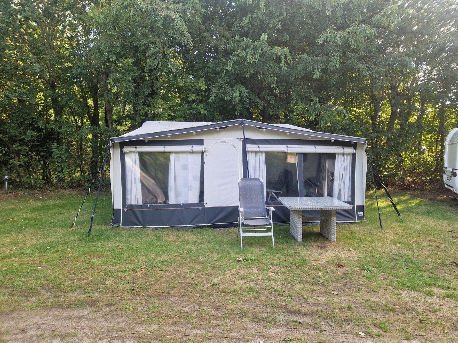 Knaus Sudwind 500 Caravan uit 2000 met complete inboede, Rondzit, Particulier, Luifel, Knaus