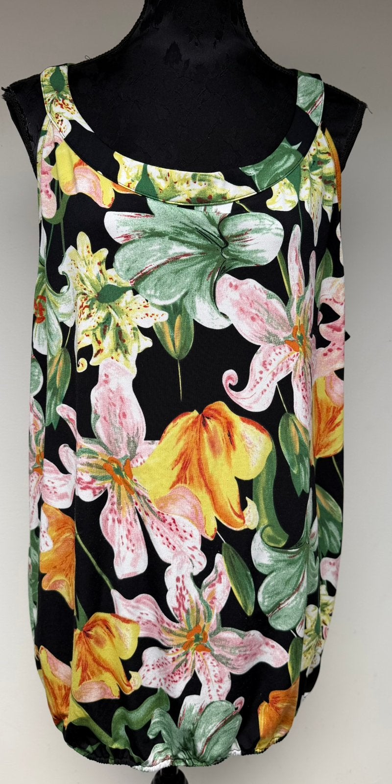 Superleuke zwarte top gekleurde bloemen NORAH mt 48, Kleding | Dames, Verzenden, Zo goed als nieuw, Zwart, Shirt of Top